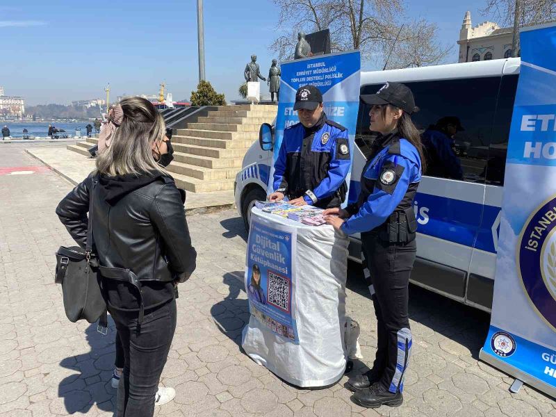 Kadıköy’de polisler, KADES, UYUMA ve HAYDİ mobil uygulamalarını vatandaşlara tanıttı
