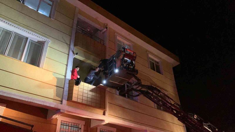 Tuzla’da komşularının kabusu olan kişinin evinde yangın çıktı: Apartman sakinleri dumandan etkilendi