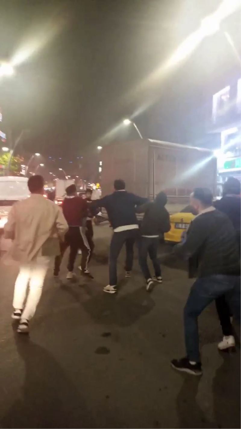 Zeytinburnu’nda şampiyonluk kutlamalarında tekmeli yumruklu kavga kamerada
