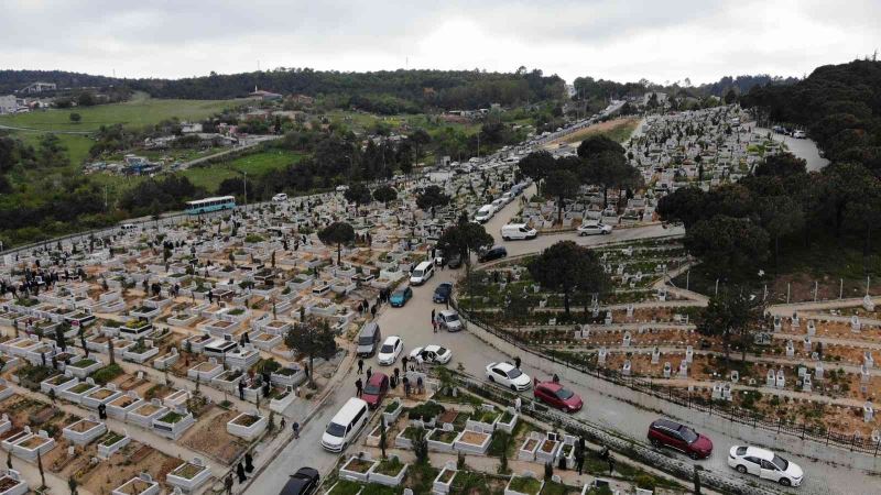 Arnavutköy’de bayram öncesi mezarlıkta yoğunluk
