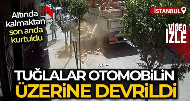 Bahçelievler’de tırdan indirilen tuğlalar otomobilin üzerine devrildi