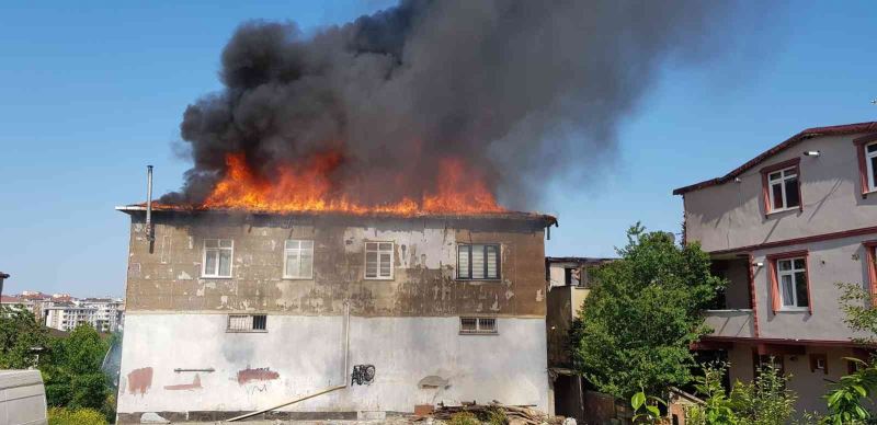 Ümraniye’de 2 katlı bir binanın çatısında yangın çıktı. Olay yerine çok sayıda itfaiye ekibi sevk edildi. Ekiplerin yangına müdahalesi sürüyor.