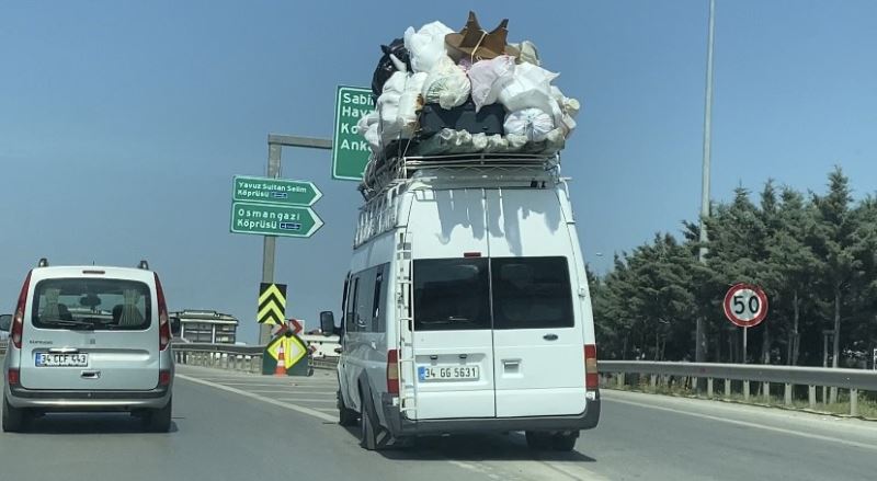 Sultanbeyli’de tehlikeye aldırmayan sürücü, minibüsün üzerinde ev taşıdı