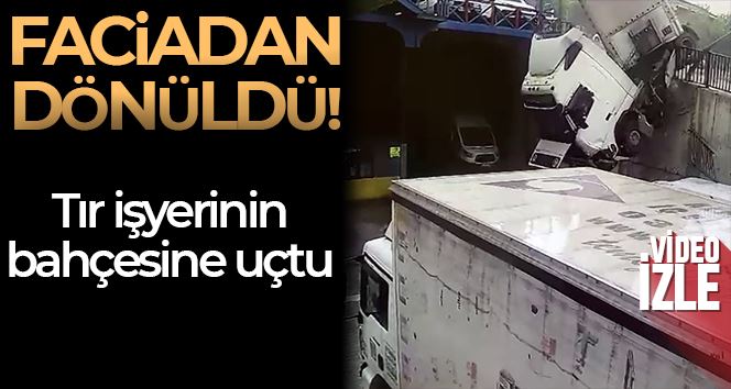 İkitelli’de tır bir işyerinin bahçesine uçtu: Faciadan dönülen kaza kamerada