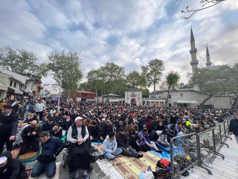 Binlerce vatandaş bayram namazı için Eyüpsultan’a akın etti