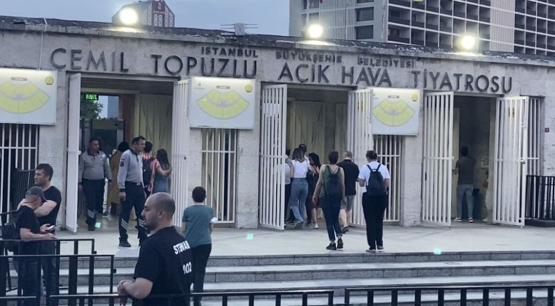 Öcalan posteri önünde konser veren Aynur Doğan, İBB organizasyonunda sahne aldı
