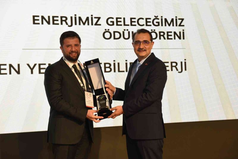 Türkiye Enerji ve Doğal Kaynaklar Zirvesi’nde TİKAV ile Akfen Yenilenebilir Enerji’ye ödül
