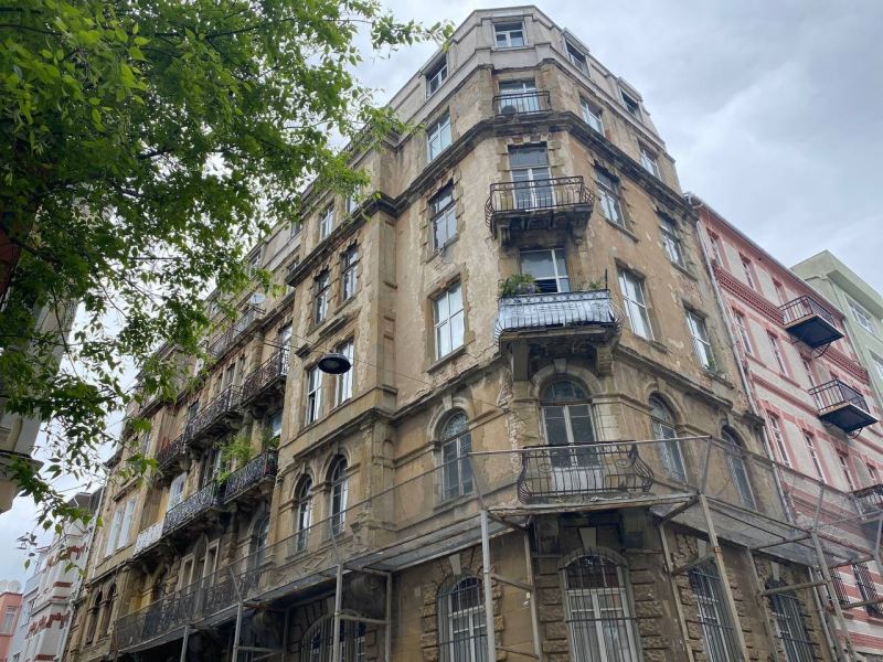 İstanbul’un ilk apartmanlarından 113 yıllık ‘Valpreda’ tarihe direniyor
