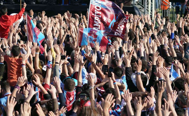 Trabzonspor’un şampiyonluk kutlamasında ışık şov