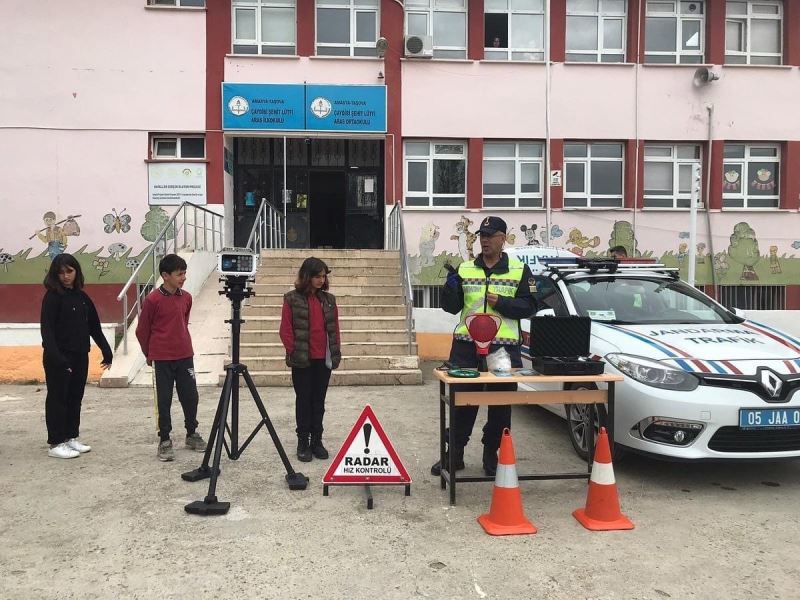 Amasya’da jandarma, kırsalda yaşayan öğrencilere trafik eğitimi verdi
