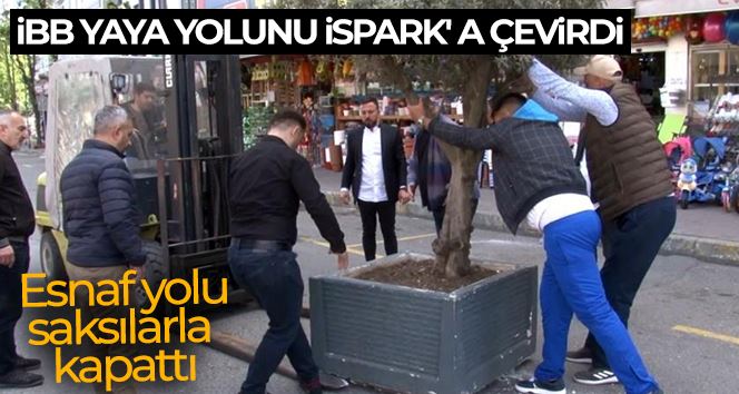 İBB yaya yolunu İSPARK’ a çevirdi: Esnaf yolu saksılarla kapattı