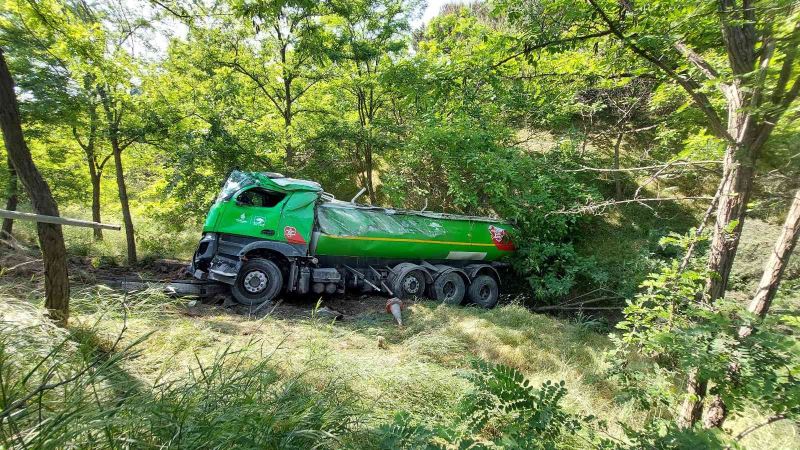 Başakşehir’de İBB’ye ait tanker şarampole yuvarlandı: 2 yaralı