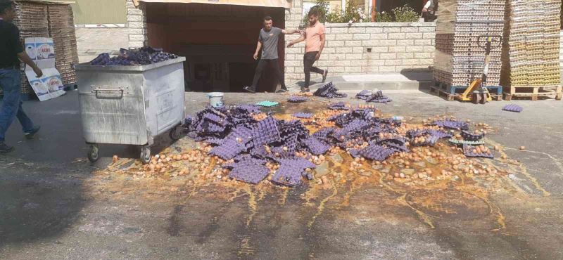 Maltepe’de palet devrildi, binlerce yumurta yola düşüp kırıldı
