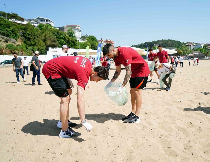 Milliler, kıyı temizliği projesinde yer aldı
