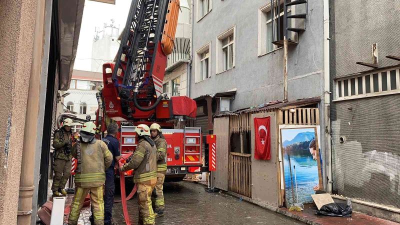 Beyoğlu’nda  5 katlı hotelin çatısı alev alev yandı