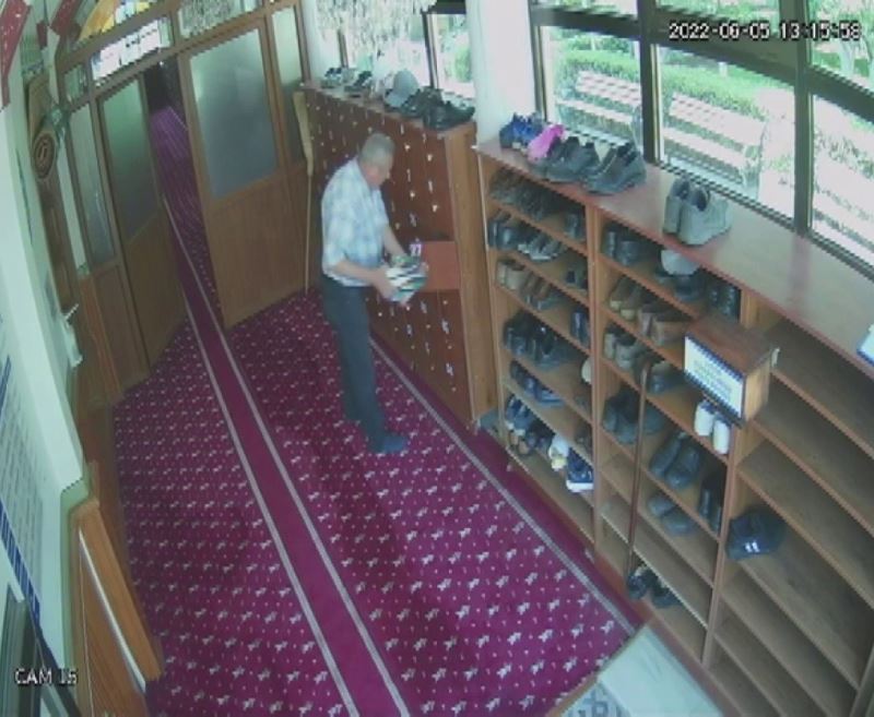 Camideki ayakkabı hırsızlığı kamerada
