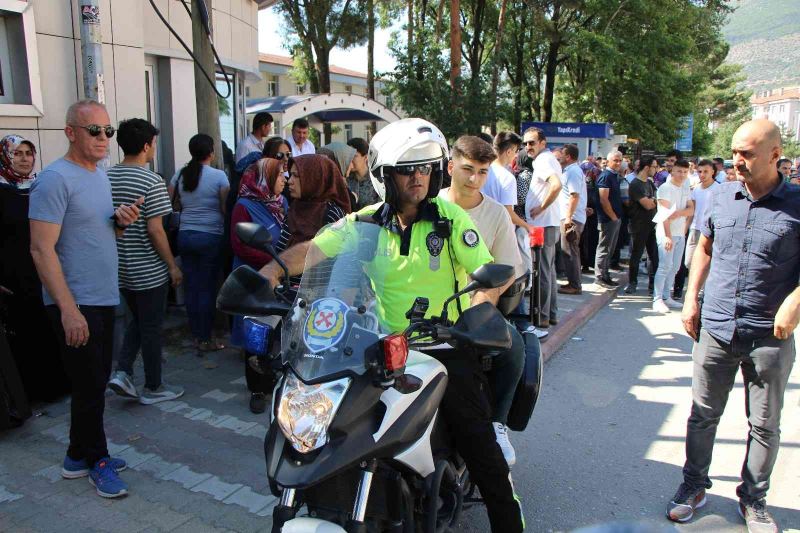 Amasya’da kimliğini unutan öğrencileri YKS’ye motosikletli polis yetiştirdi
