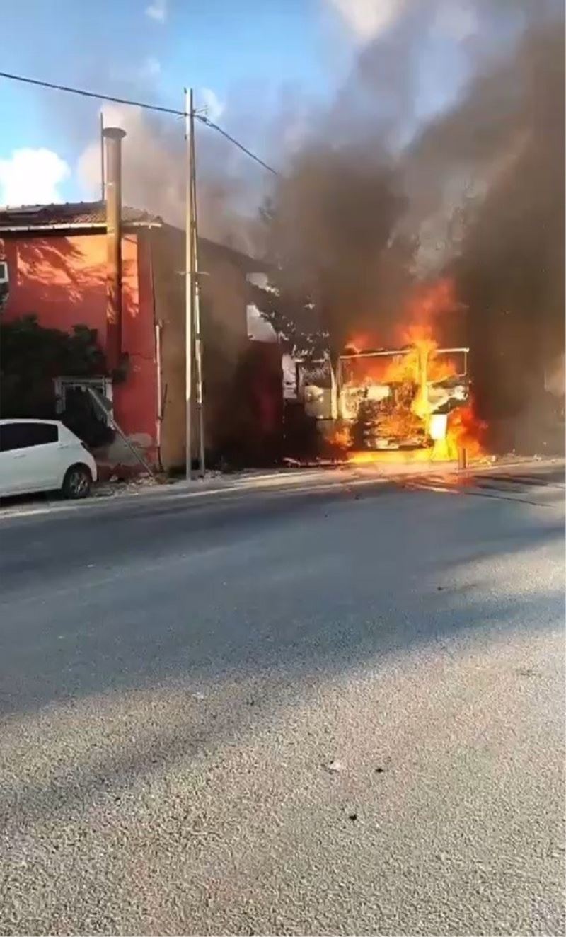 Park halindeki tır alev topuna döndü, lastikler bomba gibi patladı
