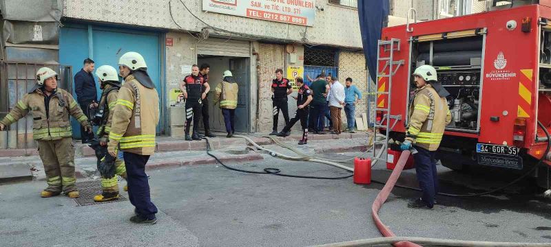 Sultangazi’de 8 katlı bir iş merkezinin kağıt depolama alında yangın çıktı
