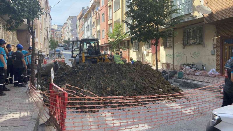 Sultangazi’de İSKİ’nin çalışma yaptığı esnada doğalgaz borusu patladı