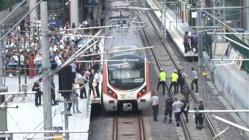 Bostancı’da tren raylarına atlayan genç hayatını kaybetti