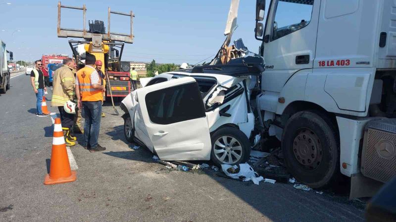 Silivri’de iki tırın arasında kalan otomobildeki 5 kişi yaralandı