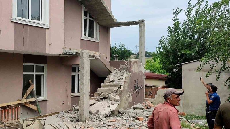 Arnavutköy’de binanın tadilatı sırasında merdiven çöktü: 1 işçi yaralandı
