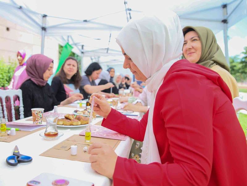 Başakşehirliler koku tasarım atölyesinde doğal parfüm üretti