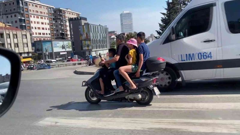 Kadıköy’de motosiklet üzerinde aile boyu tehlikeli yolculuk kamerada