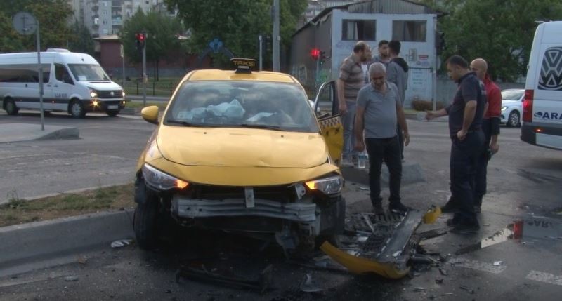 Gaziosmanpaşa’da acele eden taksi ile kamyonet çarpıştı: 3 yaralı
