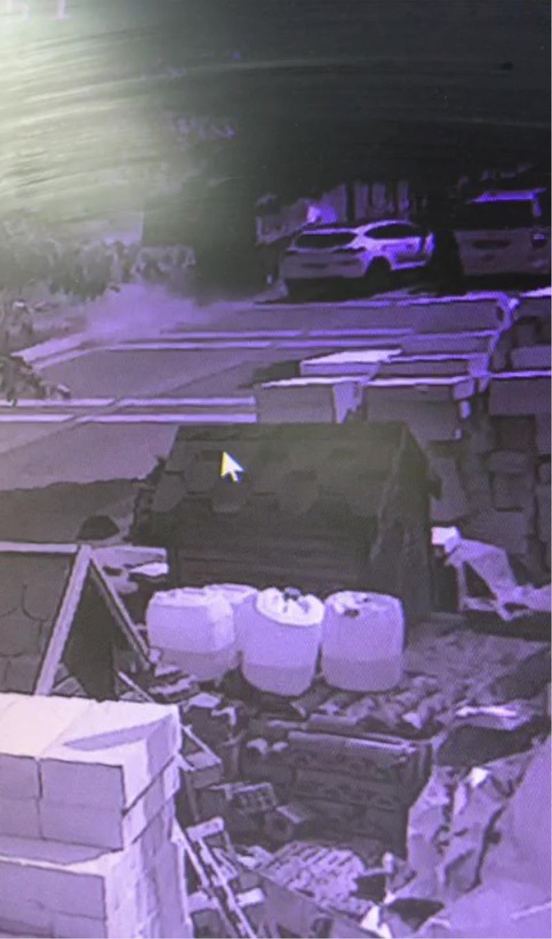 Beykoz’da hafriyat kamyonunun su kanalına uçtuğu kaza kamerada