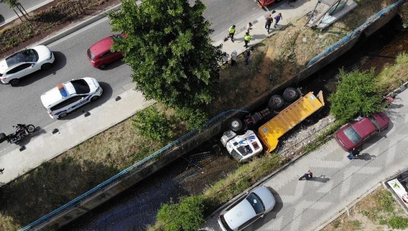 Beykoz’da  İSKİ’ye ait freni tutmayan  hafriyat kamyonu kanala uçtu