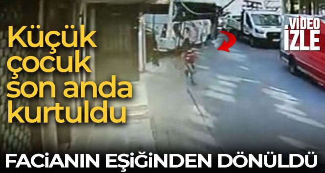 Freni boşalan midibüs duvara çarptı, oyun oynayan çocuk son anda kurtuldu