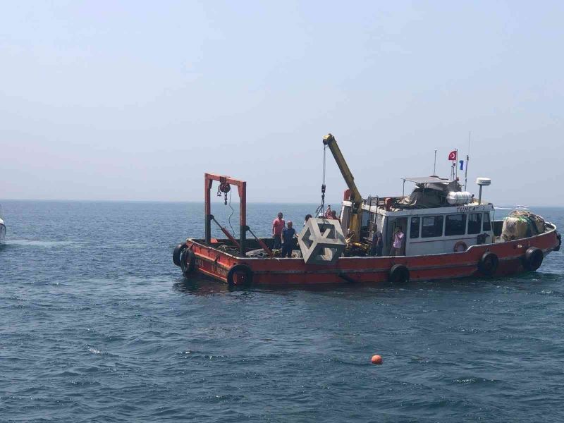 Balık popülasyonunun gelişimi için yapay resifler Marmara Denizi’ne bırakıldı