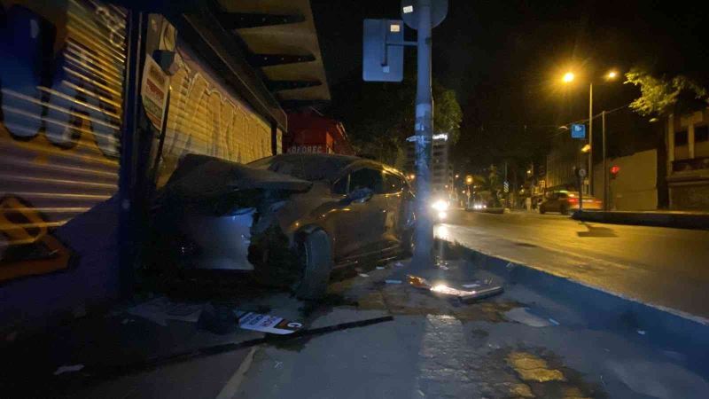 Karaköy’de kontrolden çıkan otomobil süratli şekilde sokak tabelasını ezip kepenge çarptı