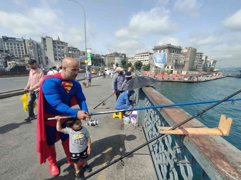 Galata Köprüsü’nde ilginç anlar: Süpermen’i balık tutarken görenler hayrete düştü
