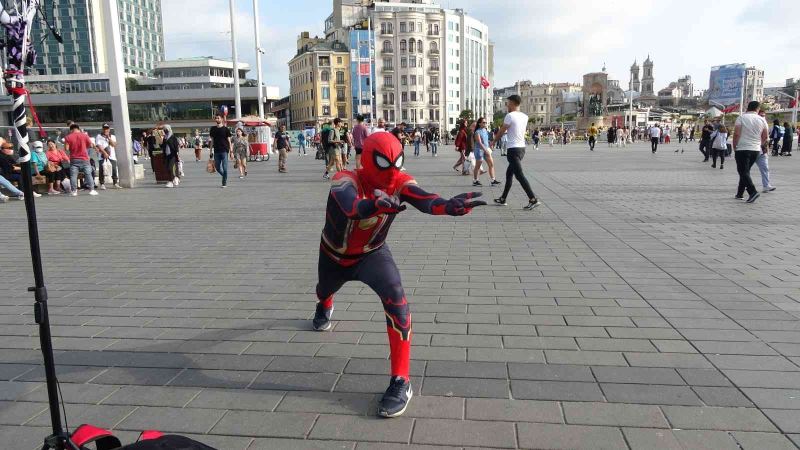 Taksim Meydanı’nda Örümcek Adam gösterisi