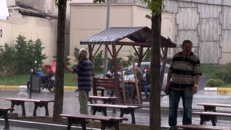 Küçükçekmece’de aniden bastıran yağmur vatandaşlara zor anlar yaşattı
