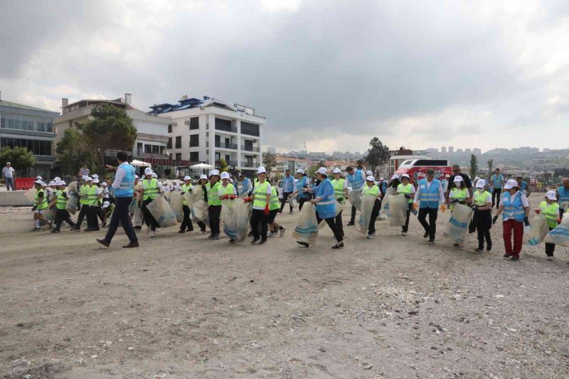 Büyükçekmece’de yarım saat içinde kilolarca çöp topladılar