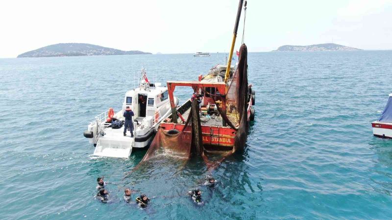 Marmara Denizi’nde 5 bin metrekare boyutunda dev hayalet ağı çıkarıldı
