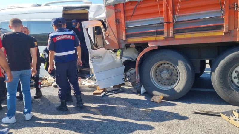 Öğrencileri taşıyan midibüs kaza yaptı, 1