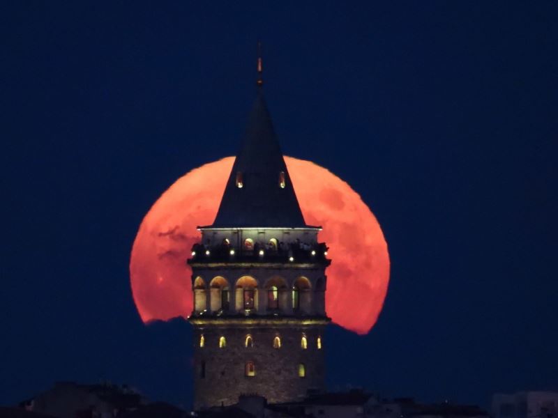 ’Süper Ay’ dünyaya en yakın konuma geldi, Galata Kulesi’yle görsel şölen oluşturdu
