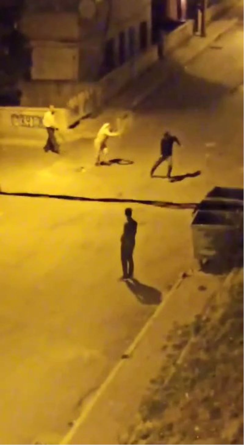 Oğluyla kavga eden gence sopayla saldırdı