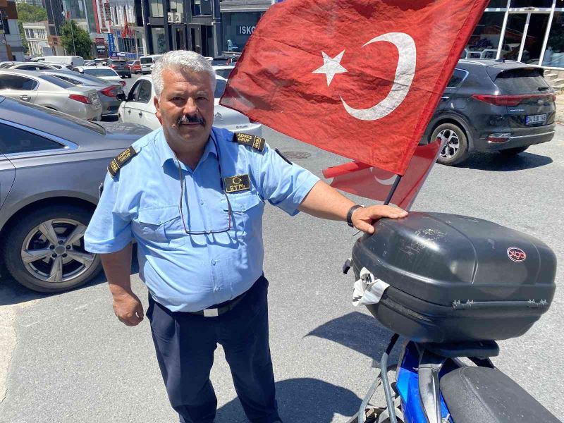 Güngören’de Türk bayrağını motosikletin üstünden alan kişiyi sopayla kovaladı