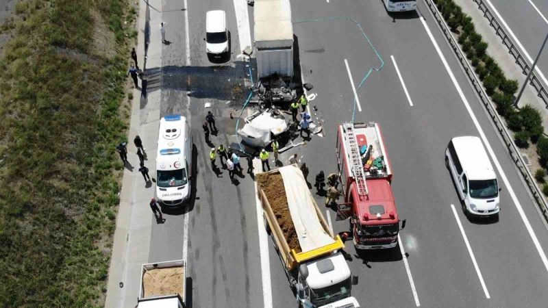 Kuzey Marmara Otoyolu’ndaki feci kazada kamyon ikiye bölündü: 1 ölü