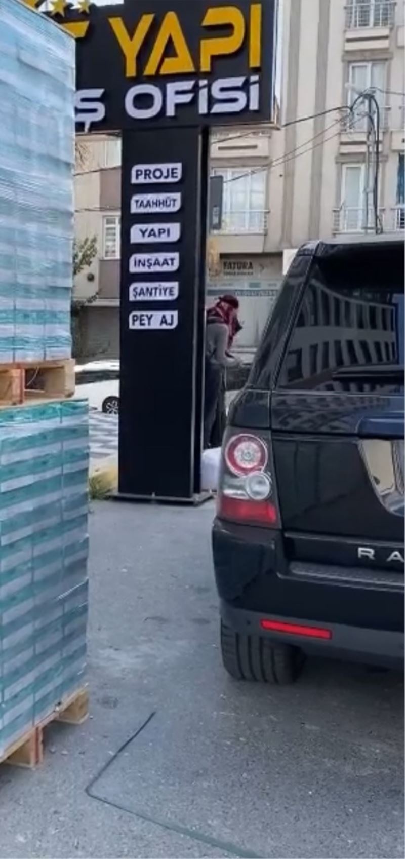 Kadın kılığına giren şahıs polisleri harekete geçirdi