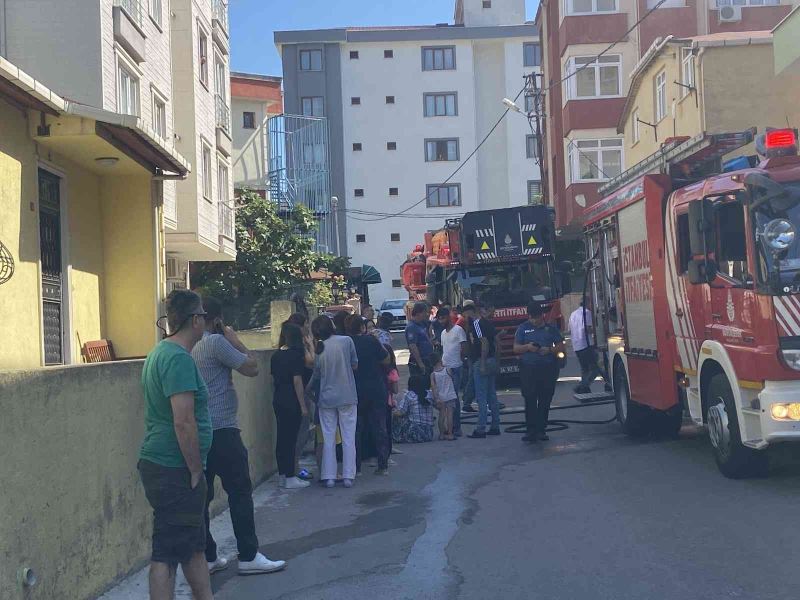 Kartal’da 4 katlı binanın giriş katında yangın çıktı: Ev sahibi fenalık geçirdi
