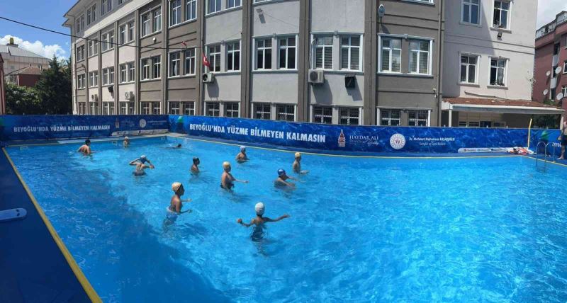 Beyoğlu’nda çocuklar, yazın tadını portatif yüzme havuzlarında çıkartıyor