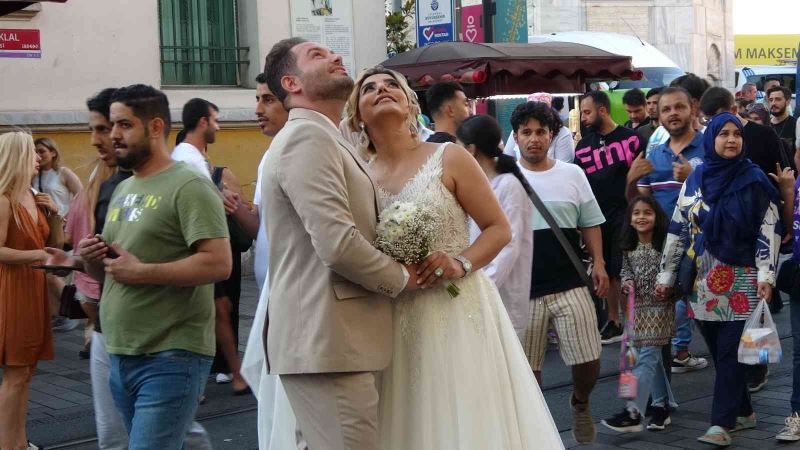 Taksim’de gelin ve damadın fotoğraf çekimi İstiklal caddesini kilitledi
