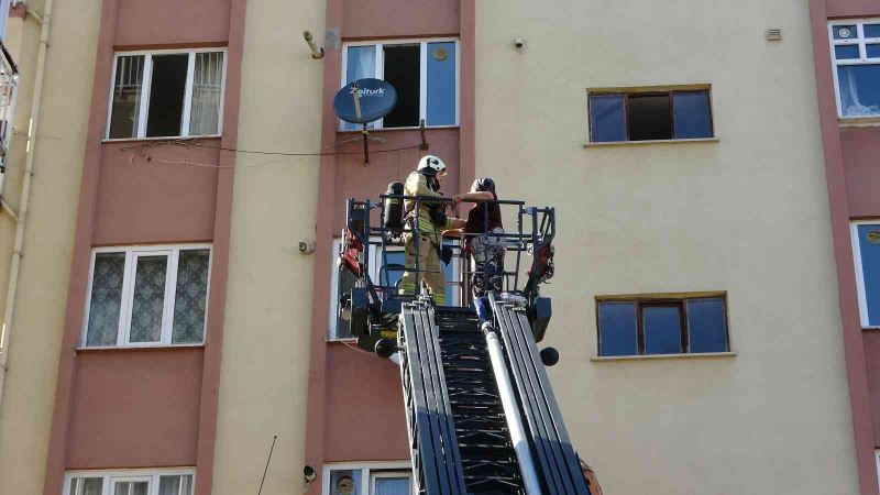 Kartal’da apartmanda korkutan yangın, mahsur kalan 3 kişi kurtarıldı
